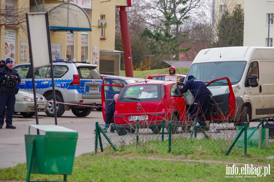 Okulickiego: W mieszkaniu znaleziono niebezpieczne substancje. Ewakuowano ok. 100 mieszkacw, fot. 12