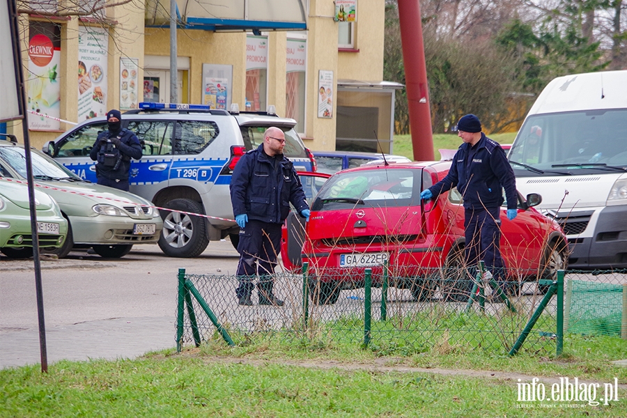 Okulickiego: W mieszkaniu znaleziono niebezpieczne substancje. Ewakuowano ok. 100 mieszkacw, fot. 13