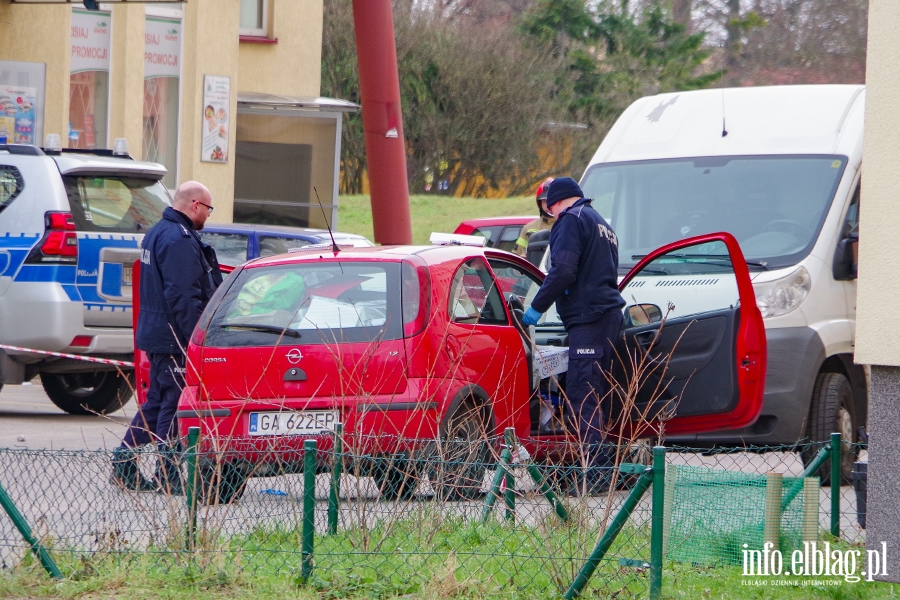 Okulickiego: W mieszkaniu znaleziono niebezpieczne substancje. Ewakuowano ok. 100 mieszkańców, fot. 14