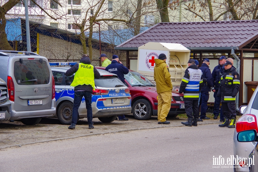 Okulickiego: W mieszkaniu znaleziono niebezpieczne substancje. Ewakuowano ok. 100 mieszkacw, fot. 16