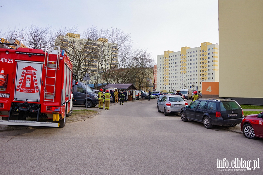 Okulickiego: W mieszkaniu znaleziono niebezpieczne substancje. Ewakuowano ok. 100 mieszkacw, fot. 19