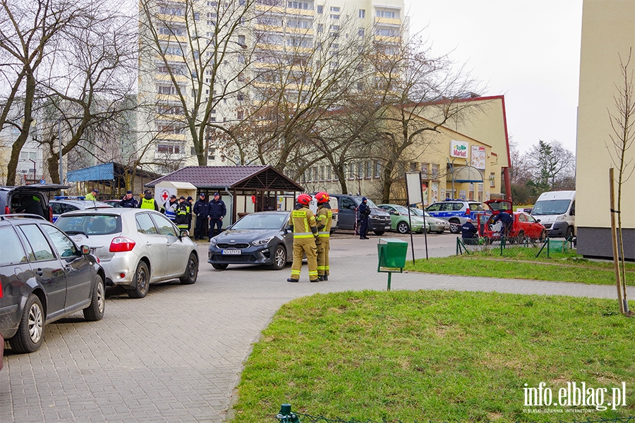 Okulickiego: W mieszkaniu znaleziono niebezpieczne substancje. Ewakuowano ok. 100 mieszkacw, fot. 20