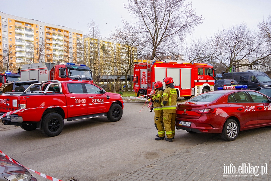 Okulickiego: W mieszkaniu znaleziono niebezpieczne substancje. Ewakuowano ok. 100 mieszkacw, fot. 23