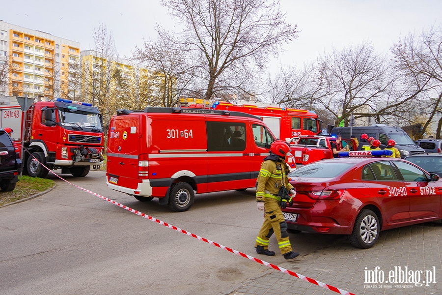 Okulickiego: W mieszkaniu znaleziono niebezpieczne substancje. Ewakuowano ok. 100 mieszkacw, fot. 24