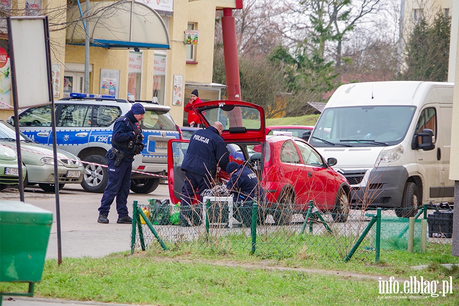 Okulickiego: W mieszkaniu znaleziono niebezpieczne substancje. Ewakuowano ok. 100 mieszkańców, fot. 25
