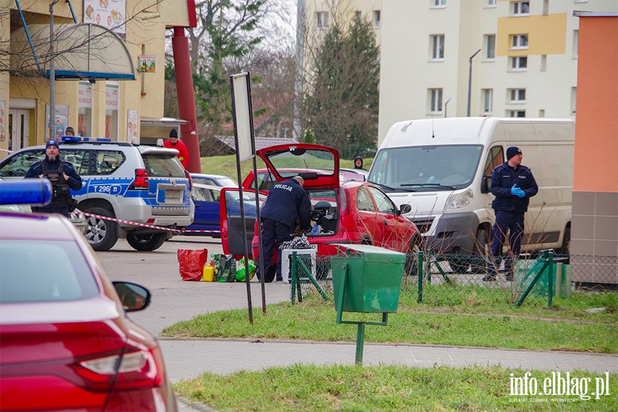 Okulickiego: W mieszkaniu znaleziono niebezpieczne substancje. Ewakuowano ok. 100 mieszkacw, fot. 28