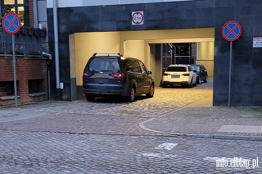Mistrzowie parkowania w Elblągu (część 240), fot. 11