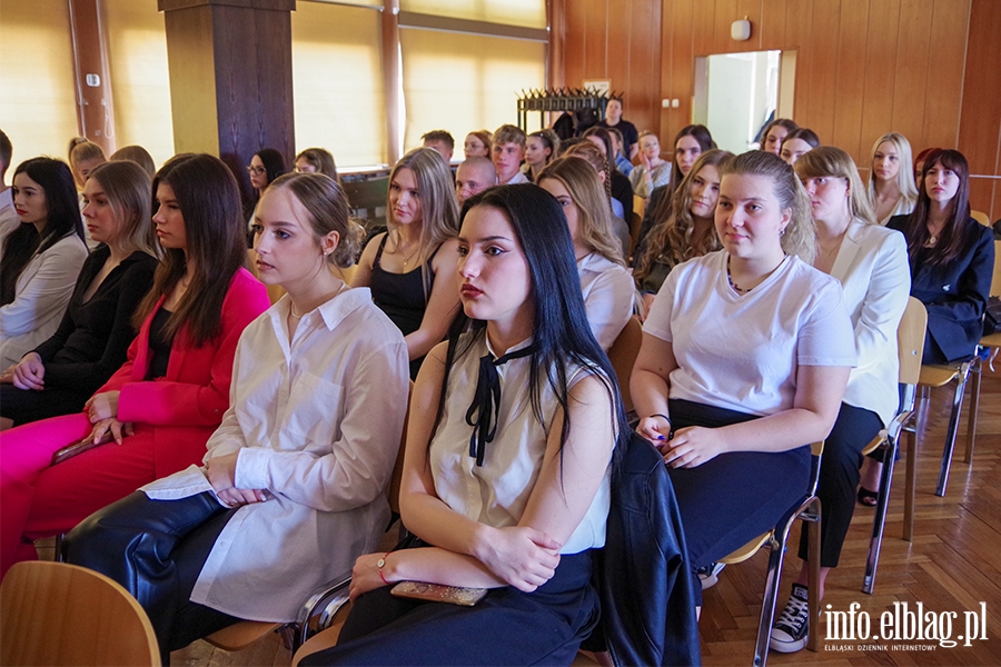 Elbląg: Uroczyste pożegnanie maturzystów w IV LO, fot. 14