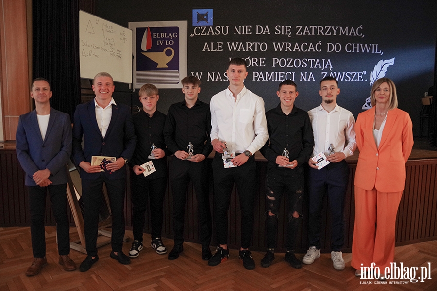 Elbląg: Uroczyste pożegnanie maturzystów w IV LO, fot. 48