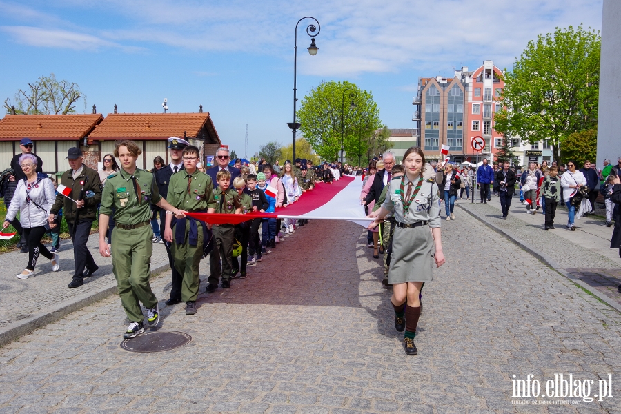 Elblg: Mieszkacy przeszli z 50-metrow flag ulicami starwki, fot. 1