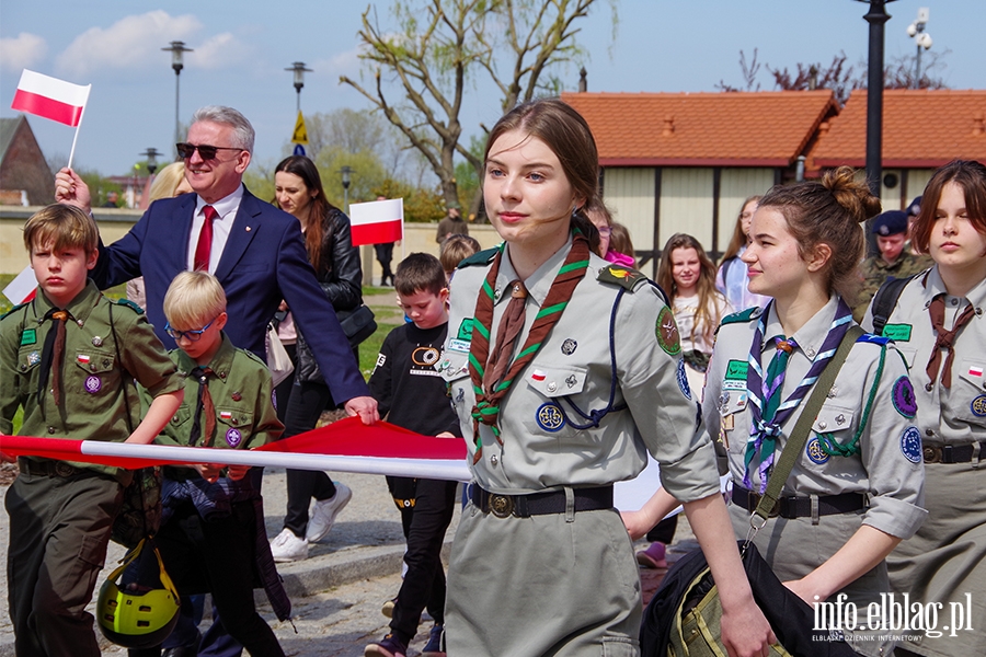 Elblg: Mieszkacy przeszli z 50-metrow flag ulicami starwki, fot. 2