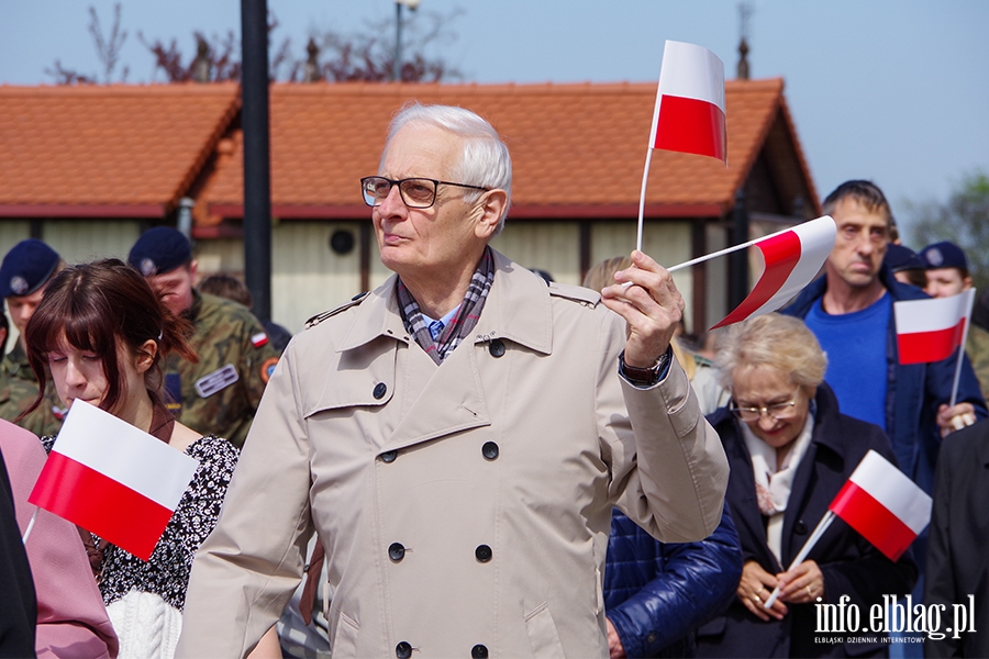 Elblg: Mieszkacy przeszli z 50-metrow flag ulicami starwki, fot. 3