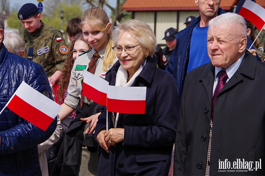 Elblg: Mieszkacy przeszli z 50-metrow flag ulicami starwki, fot. 4