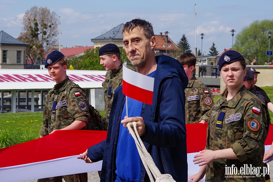 Elblg: Mieszkacy przeszli z 50-metrow flag ulicami starwki, fot. 5