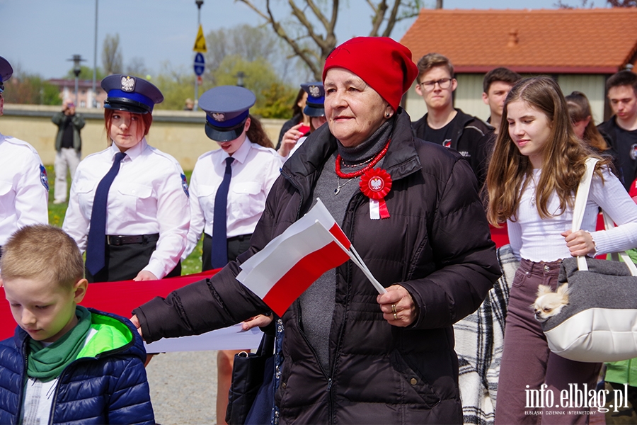 Elblg: Mieszkacy przeszli z 50-metrow flag ulicami starwki, fot. 6