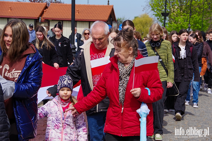 Elblg: Mieszkacy przeszli z 50-metrow flag ulicami starwki, fot. 7