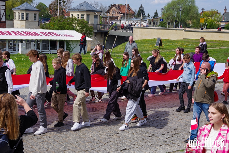 Elblg: Mieszkacy przeszli z 50-metrow flag ulicami starwki, fot. 8