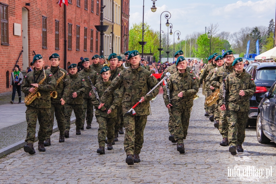 Elblg: Mieszkacy przeszli z 50-metrow flag ulicami starwki, fot. 9