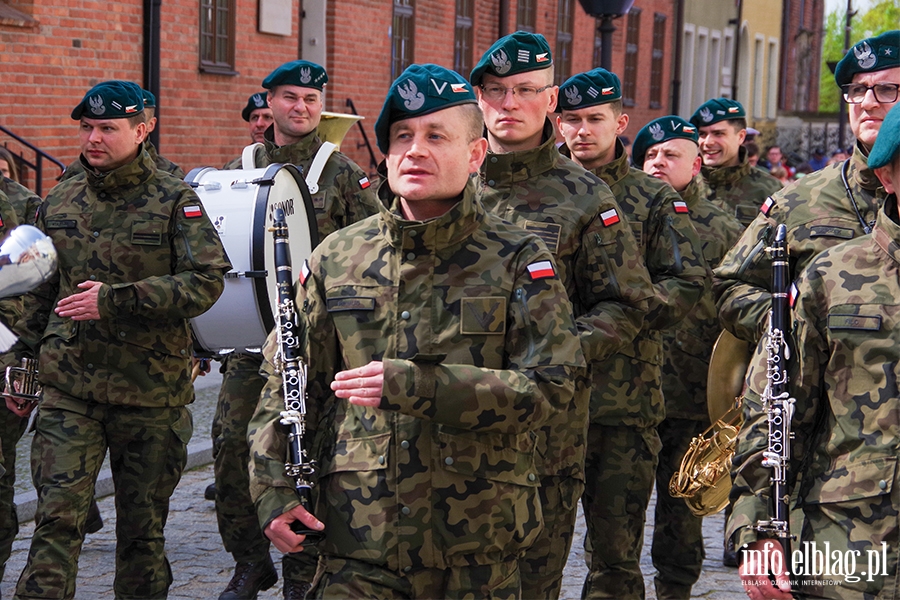 Elblg: Mieszkacy przeszli z 50-metrow flag ulicami starwki, fot. 10