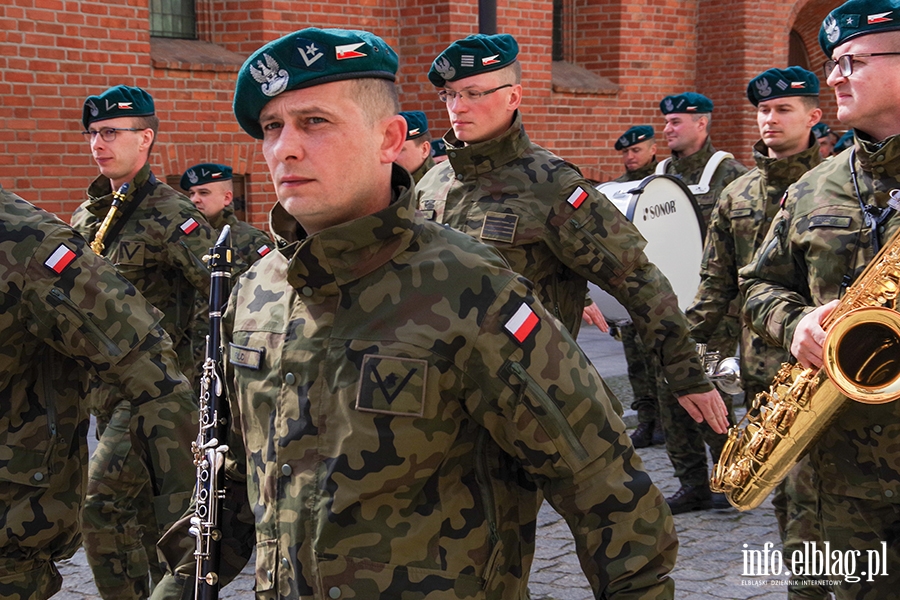 Elblg: Mieszkacy przeszli z 50-metrow flag ulicami starwki, fot. 11