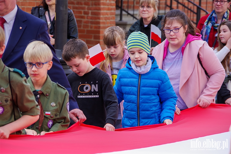 Elblg: Mieszkacy przeszli z 50-metrow flag ulicami starwki, fot. 13