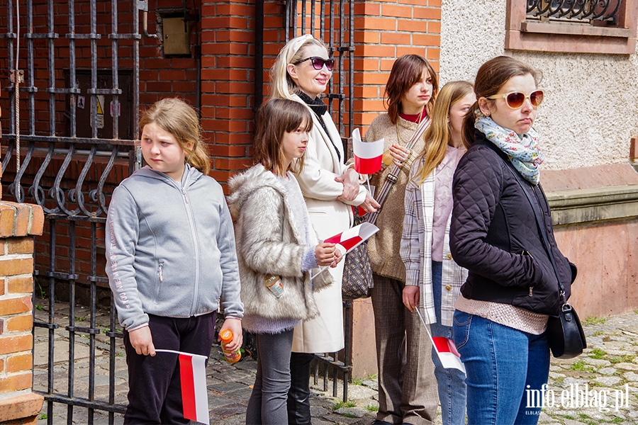 Elblg: Mieszkacy przeszli z 50-metrow flag ulicami starwki, fot. 14