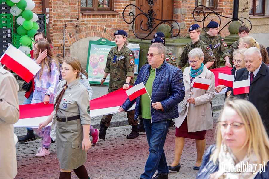 Elblg: Mieszkacy przeszli z 50-metrow flag ulicami starwki, fot. 15