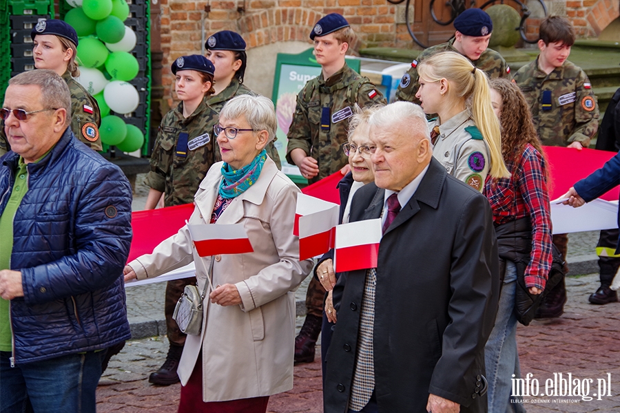 Elblg: Mieszkacy przeszli z 50-metrow flag ulicami starwki, fot. 16