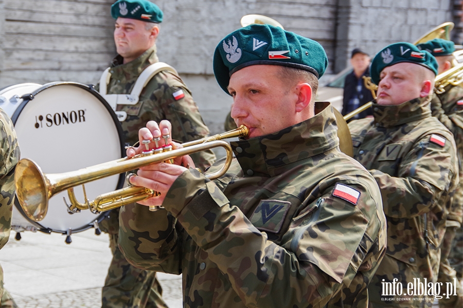 Elblg: Mieszkacy przeszli z 50-metrow flag ulicami starwki, fot. 20