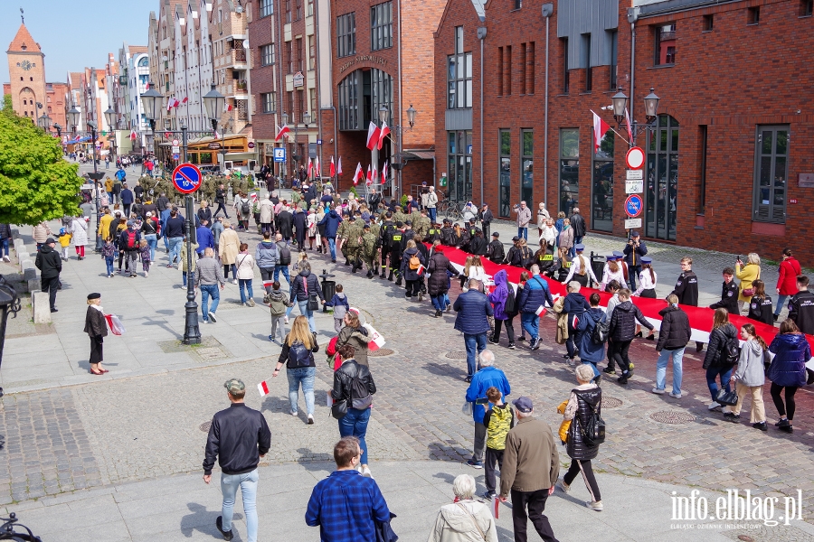 Elblg: Mieszkacy przeszli z 50-metrow flag ulicami starwki, fot. 25