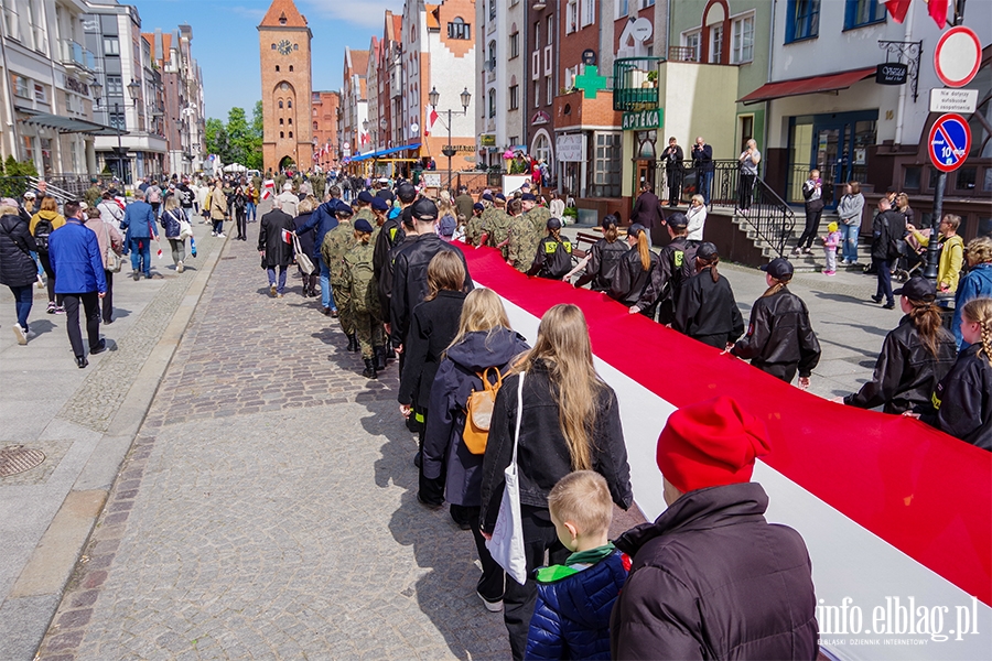 Elblg: Mieszkacy przeszli z 50-metrow flag ulicami starwki, fot. 30