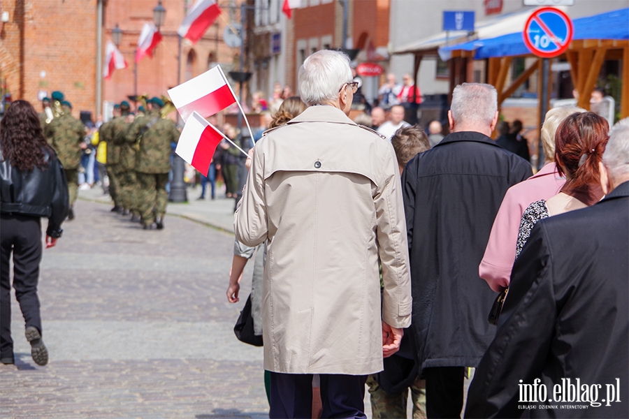 Elblg: Mieszkacy przeszli z 50-metrow flag ulicami starwki, fot. 31