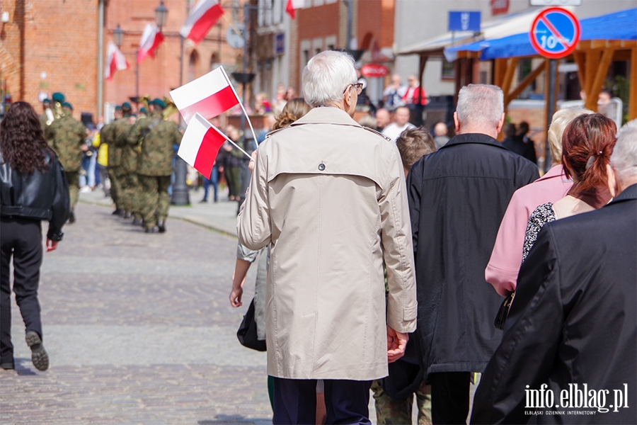 Elblg: Mieszkacy przeszli z 50-metrow flag ulicami starwki, fot. 31