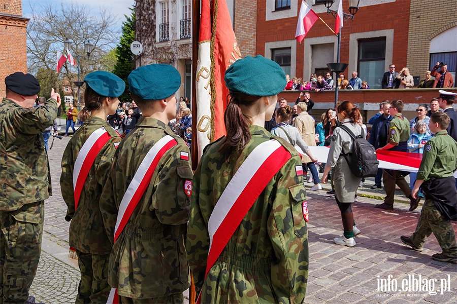 Elblg: Mieszkacy przeszli z 50-metrow flag ulicami starwki, fot. 33