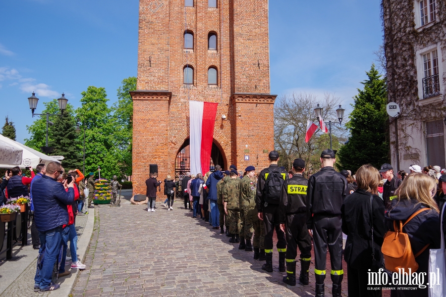 Elblg: Mieszkacy przeszli z 50-metrow flag ulicami starwki, fot. 34