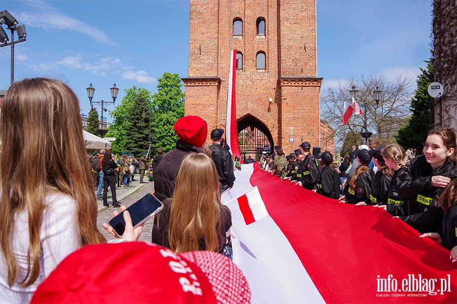 Elblg: Mieszkacy przeszli z 50-metrow flag ulicami starwki, fot. 35