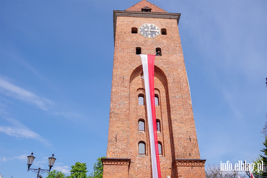 Elblg: Mieszkacy przeszli z 50-metrow flag ulicami starwki, fot. 36