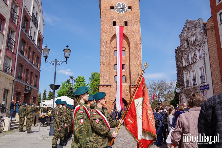 Elblg: Mieszkacy przeszli z 50-metrow flag ulicami starwki, fot. 37