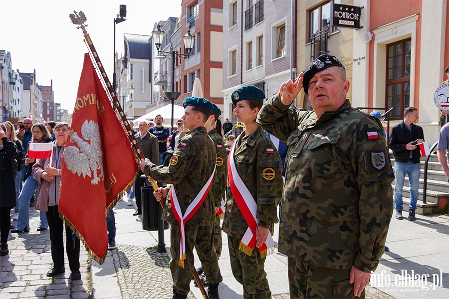 Elblg: Mieszkacy przeszli z 50-metrow flag ulicami starwki, fot. 38