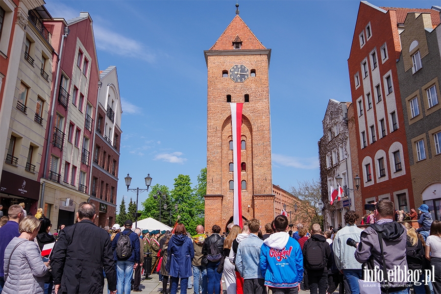 Elblg: Mieszkacy przeszli z 50-metrow flag ulicami starwki, fot. 39