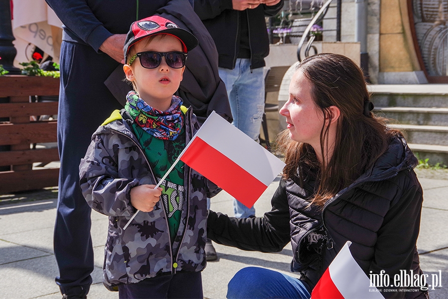 Elblg: Mieszkacy przeszli z 50-metrow flag ulicami starwki, fot. 40