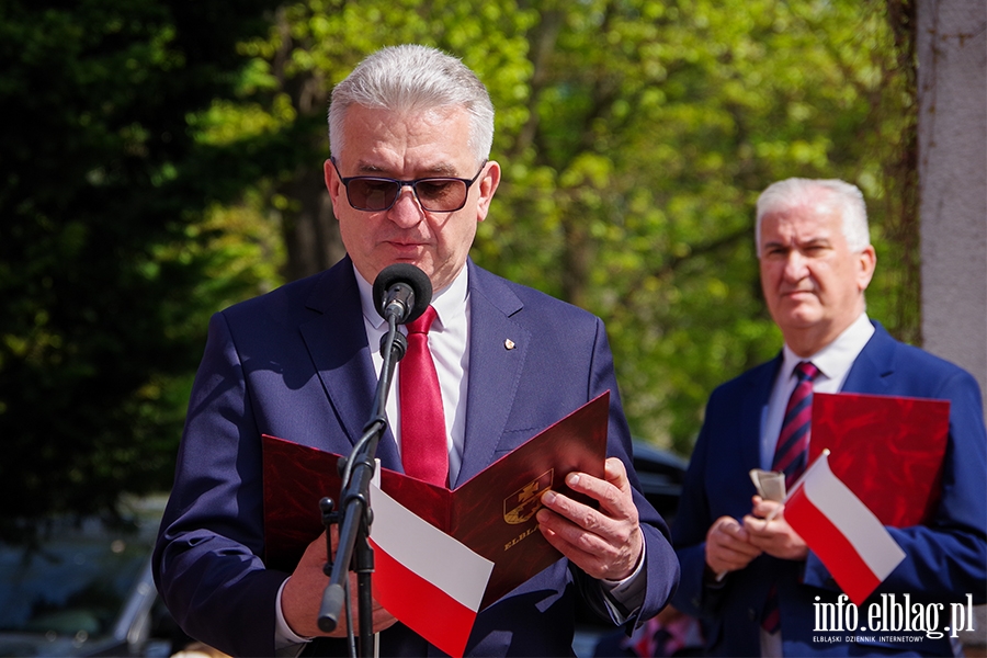 Elblg: Mieszkacy przeszli z 50-metrow flag ulicami starwki, fot. 41