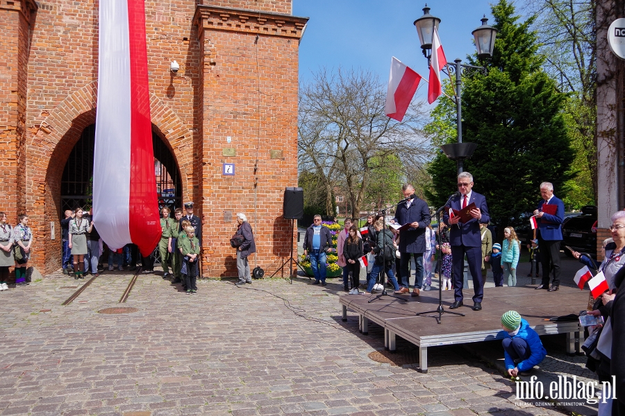 Elblg: Mieszkacy przeszli z 50-metrow flag ulicami starwki, fot. 43