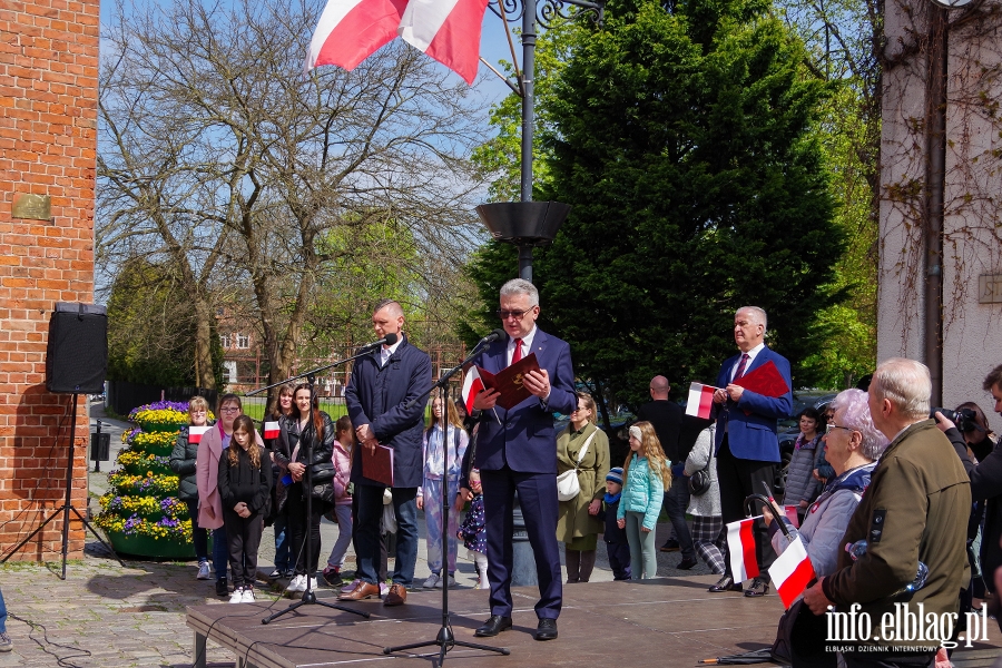 Elblg: Mieszkacy przeszli z 50-metrow flag ulicami starwki, fot. 46