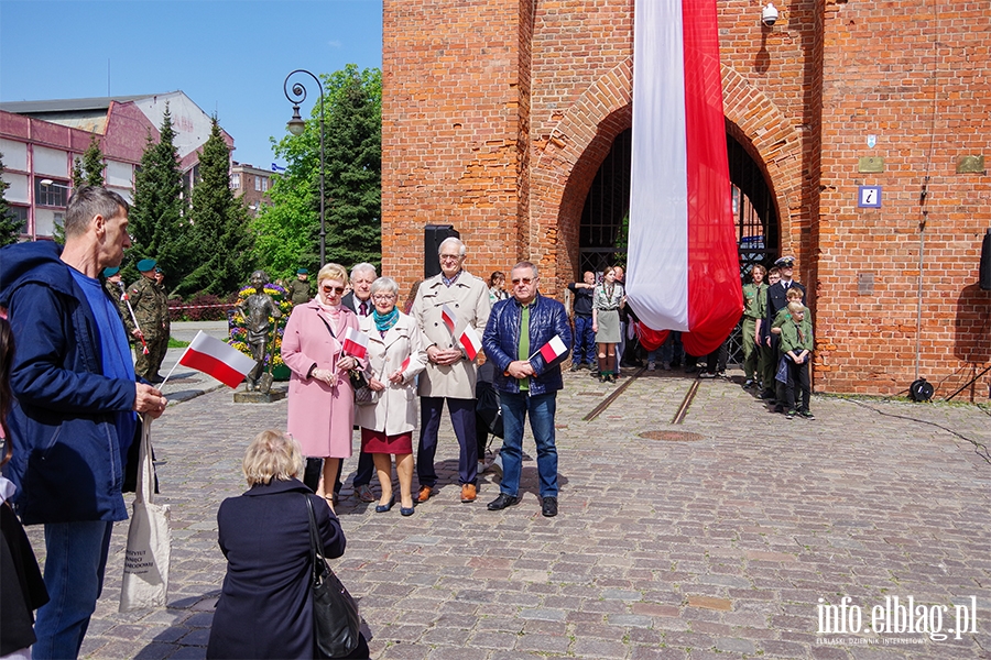 Elblg: Mieszkacy przeszli z 50-metrow flag ulicami starwki, fot. 47