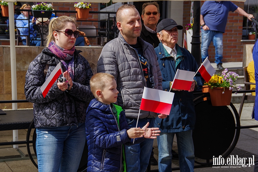 Elblg: Mieszkacy przeszli z 50-metrow flag ulicami starwki, fot. 48