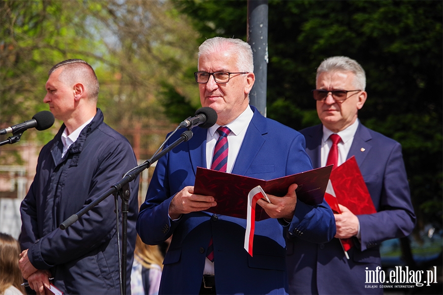 Elblg: Mieszkacy przeszli z 50-metrow flag ulicami starwki, fot. 49