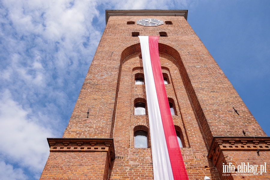 Elblg: Mieszkacy przeszli z 50-metrow flag ulicami starwki, fot. 51