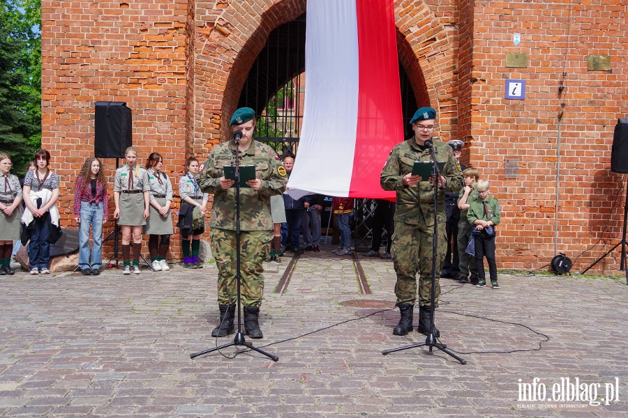 Elblg: Mieszkacy przeszli z 50-metrow flag ulicami starwki, fot. 56