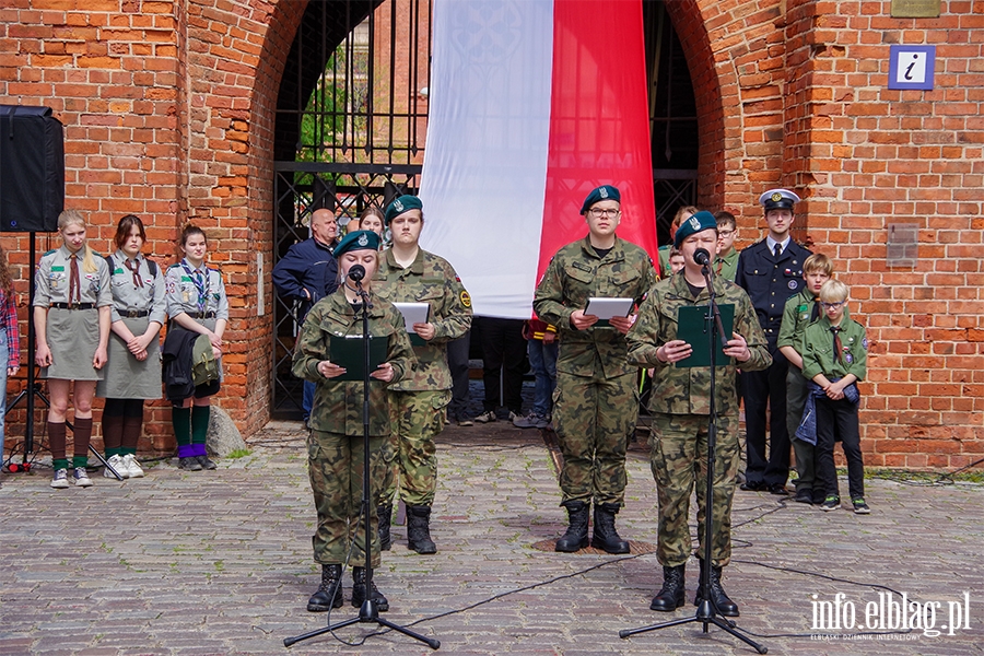 Elblg: Mieszkacy przeszli z 50-metrow flag ulicami starwki, fot. 58